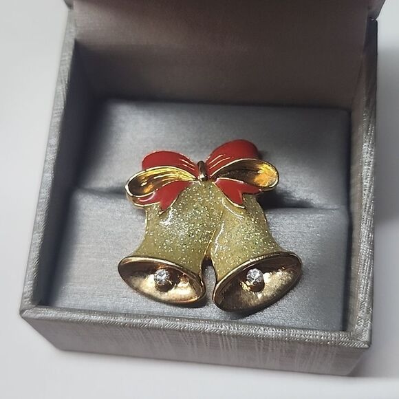 Vintage - AVON - Enamel - Gold Tone Christmas Pin / Brooch - Bells with Red Bow - Picture 1 of 2